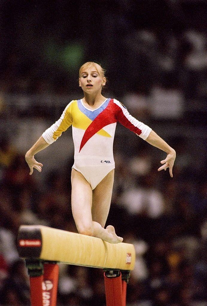 Simona Amânar executând un exercițiu de gimnastică