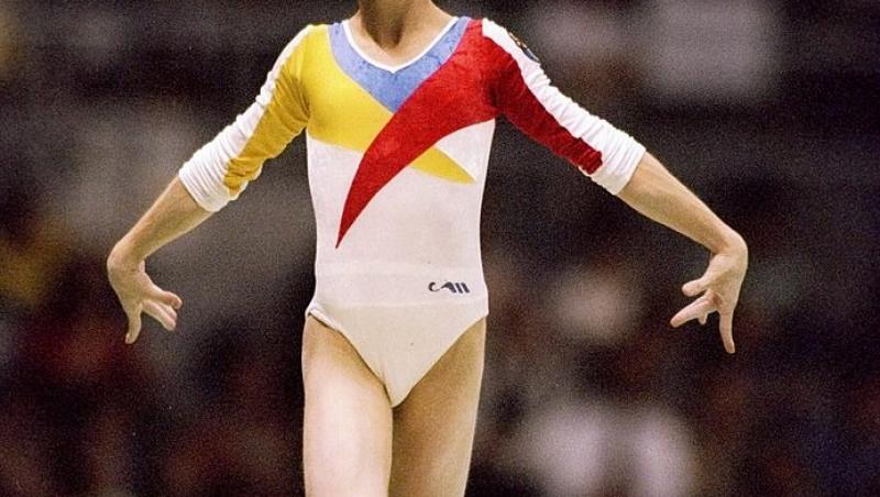Simona Amânar executând un exercițiu de gimnastică