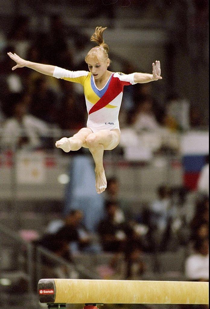Simona Amânar executând un exercițiu de gimnastică