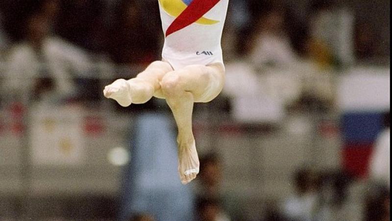 Simona Amânar executând un exercițiu de gimnastică
