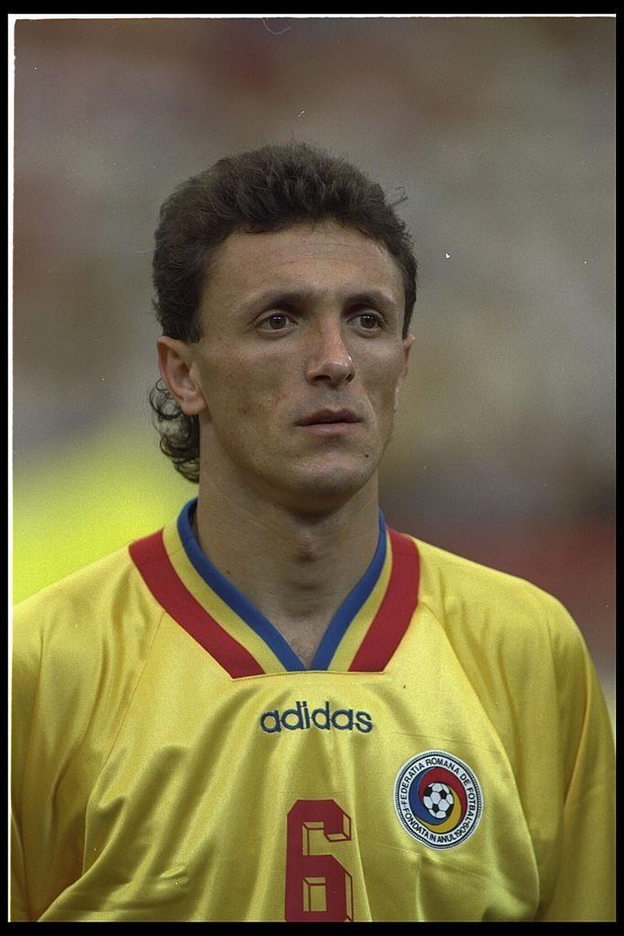 Gică Popescu îmbrăcat în echipamentul de fotbal al naționalei Românei