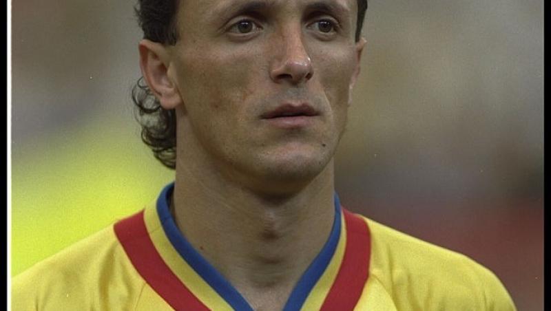Gică Popescu îmbrăcat în echipamentul de fotbal al naționalei Românei