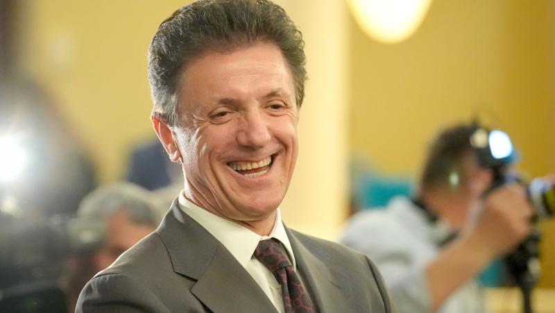 Gică Popescu îmbrăcat cu un costum gri