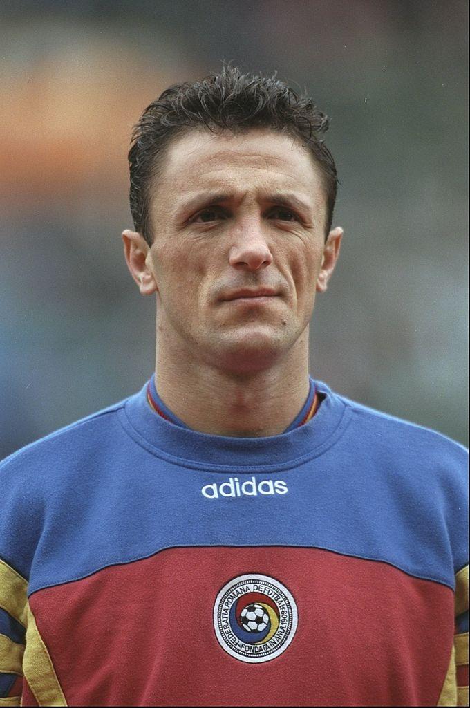 Gică Popescu îmbrăcat în echipamentul de fotbal al naționalei Românei
