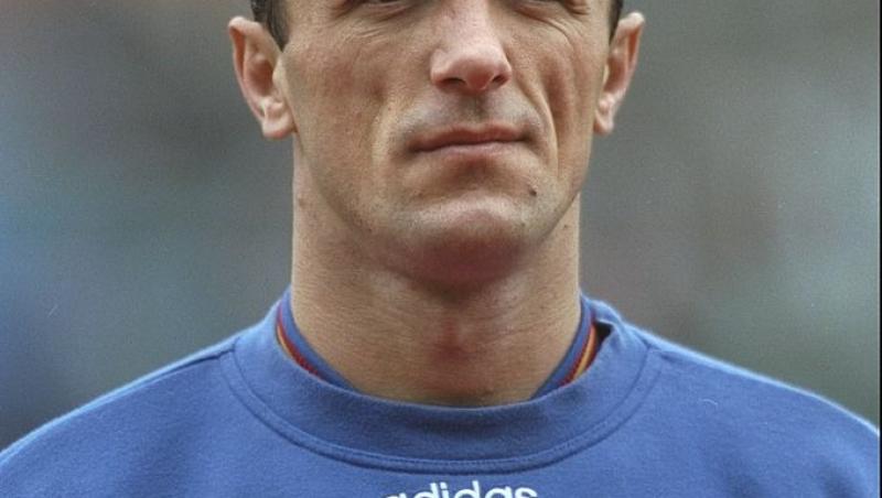 Gică Popescu îmbrăcat în echipamentul de fotbal al naționalei Românei
