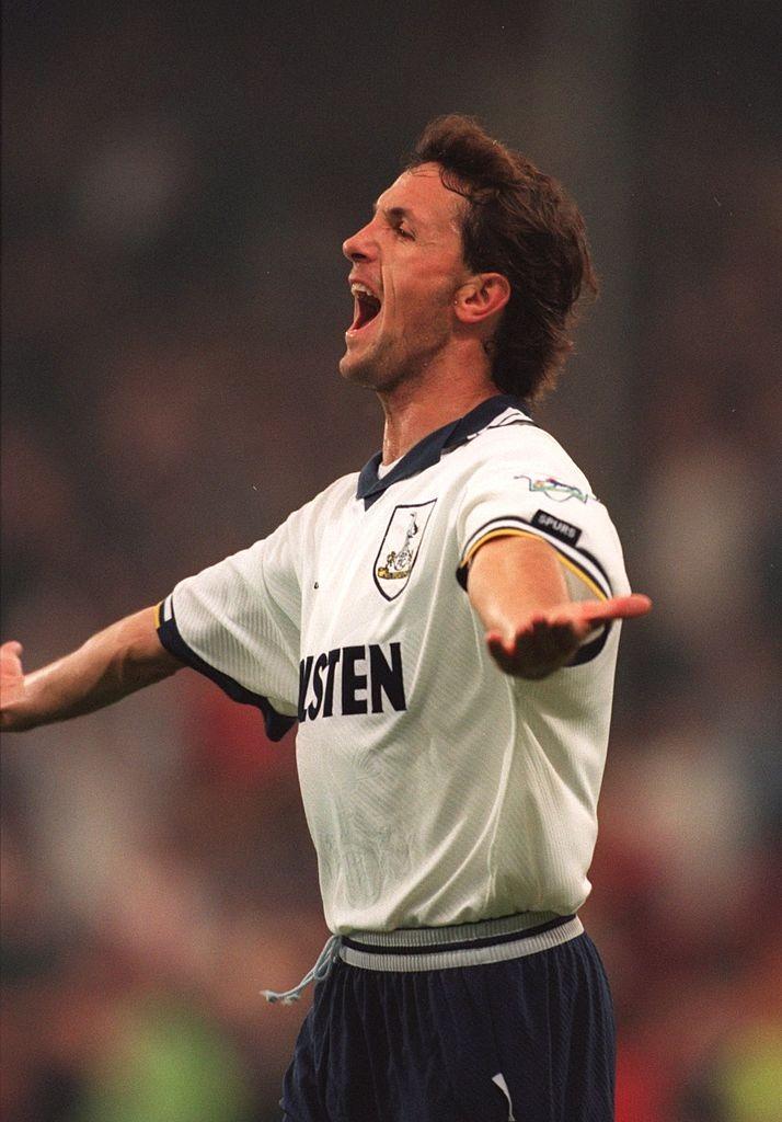 Gică Popescu îmbrăcat cu un echipament de fotbal, celebrând un gol