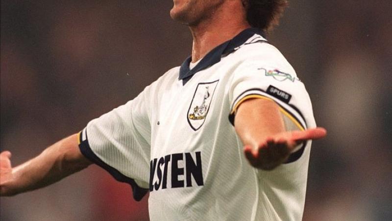 Gică Popescu îmbrăcat cu un echipament de fotbal, celebrând un gol