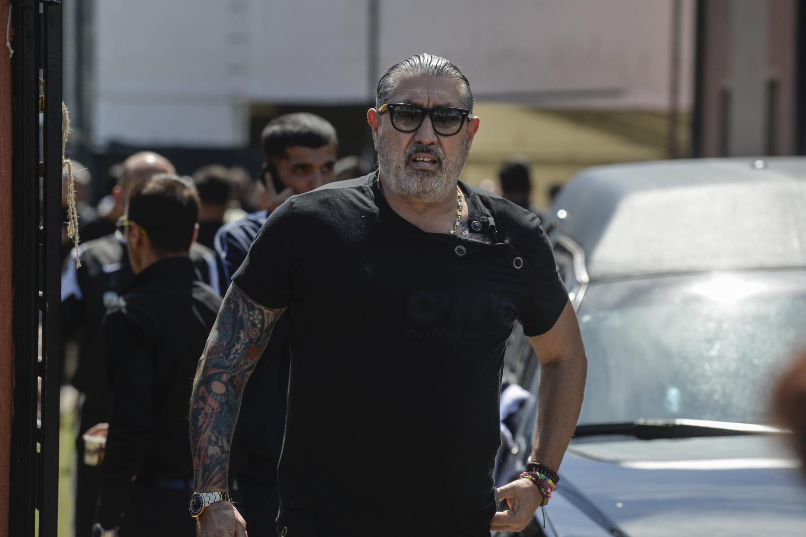 Serghei Mizil îmbrăcat în negru