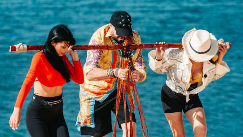 Karmen a recunoscut că a apelat la ajutorul medicului plastician. Cum s-a dat de gol că și-a pus implant mamar