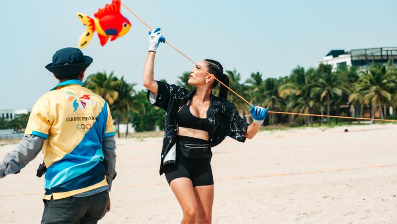 Karmen a recunoscut că a apelat la ajutorul medicului plastician. Cum s-a dat de gol că și-a pus implant mamar