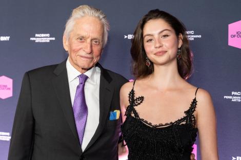 Cine este tânăra cu care s-a afișat actorul Michael Douglas pe covorul roșu. Soția sa a absentat