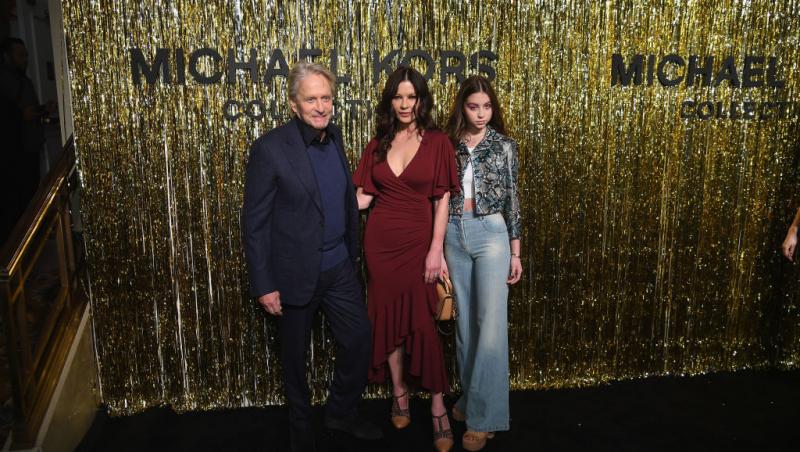 Cine este tânăra cu care s-a afișat actorul Michael Douglas pe covorul roșu. Soția sa a absentat