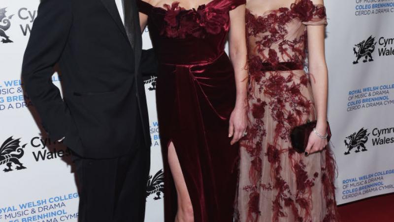 Cine este tânăra cu care s-a afișat actorul Michael Douglas pe covorul roșu. Soția sa a absentat