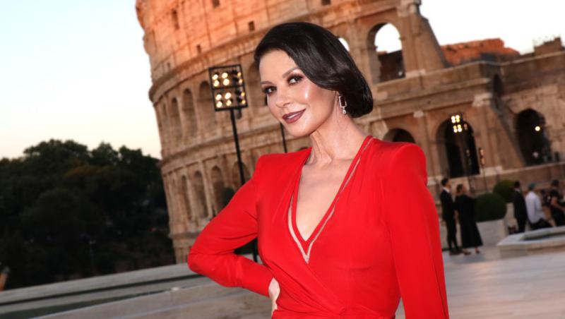 Cine este tânăra cu care s-a afișat actorul Michael Douglas pe covorul roșu. Soția sa a absentat