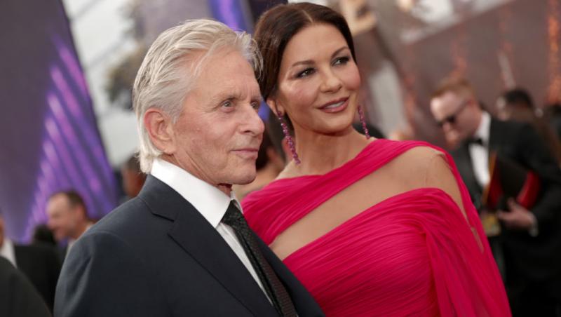 Cine este tânăra cu care s-a afișat actorul Michael Douglas pe covorul roșu. Soția sa a absentat