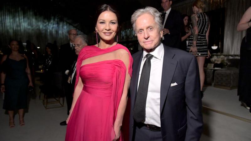 Cine este tânăra cu care s-a afișat actorul Michael Douglas pe covorul roșu. Soția sa a absentat