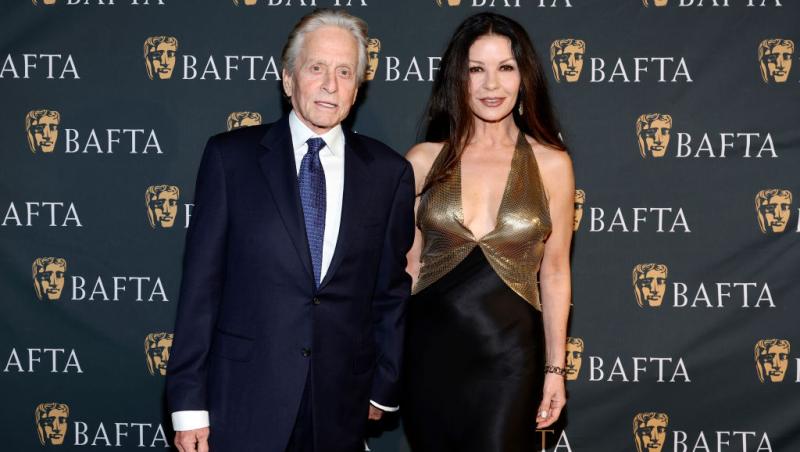 Cine este tânăra cu care s-a afișat actorul Michael Douglas pe covorul roșu. Soția sa a absentat