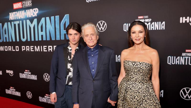 Cine este tânăra cu care s-a afișat actorul Michael Douglas pe covorul roșu. Soția sa a absentat