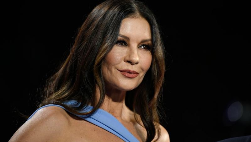 Cine este tânăra cu care s-a afișat actorul Michael Douglas pe covorul roșu. Soția sa a absentat