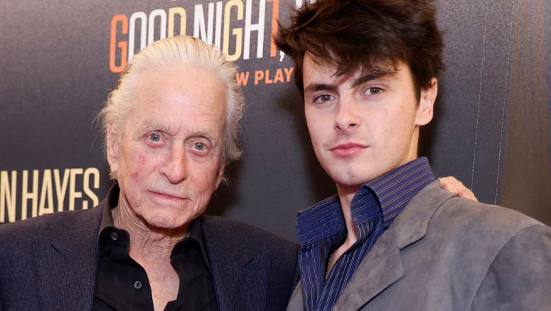 Cine este tânăra cu care s-a afișat actorul Michael Douglas pe covorul roșu. Soția sa a absentat