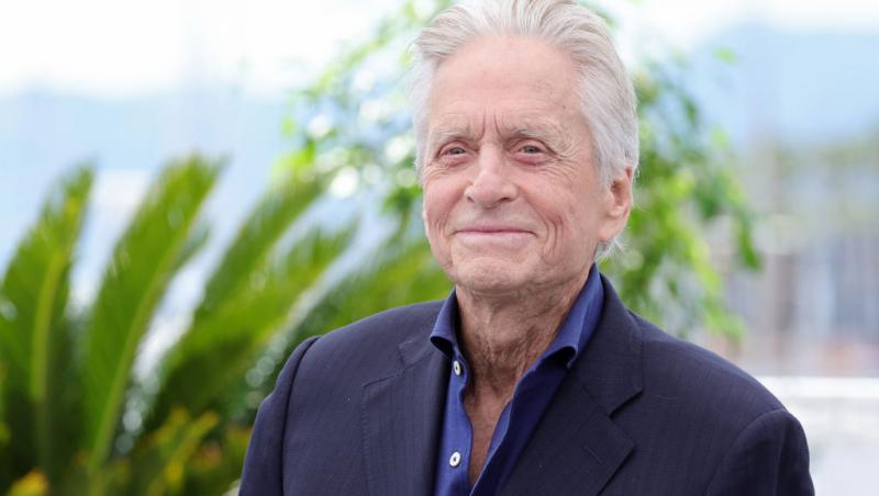 Cine este tânăra cu care s-a afișat actorul Michael Douglas pe covorul roșu. Soția sa a absentat