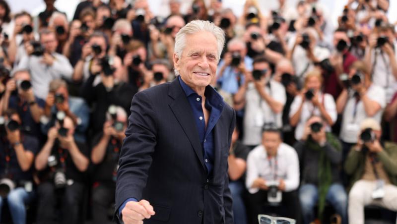 Cine este tânăra cu care s-a afișat actorul Michael Douglas pe covorul roșu. Soția sa a absentat