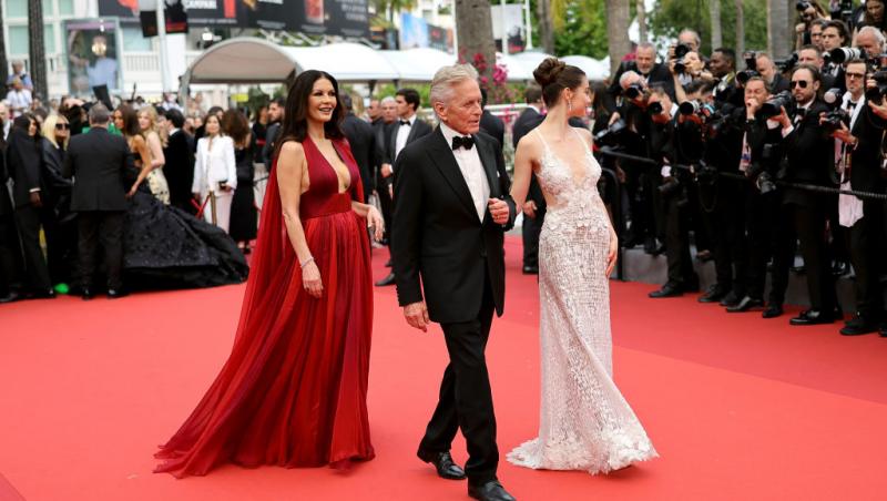 Cine este tânăra cu care s-a afișat actorul Michael Douglas pe covorul roșu. Soția sa a absentat
