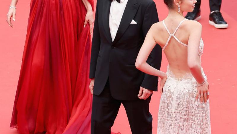 Cine este tânăra cu care s-a afișat actorul Michael Douglas pe covorul roșu. Soția sa a absentat