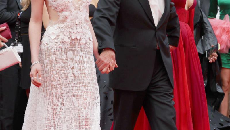 Cine este tânăra cu care s-a afișat actorul Michael Douglas pe covorul roșu. Soția sa a absentat