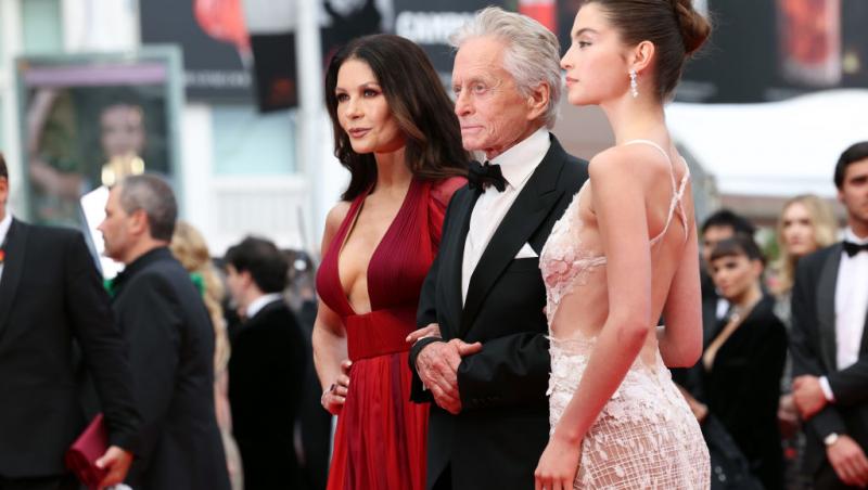 Cine este tânăra cu care s-a afișat actorul Michael Douglas pe covorul roșu. Soția sa a absentat