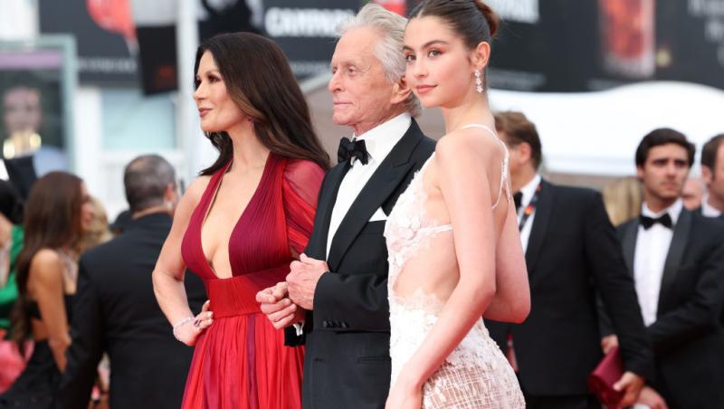 Cine este tânăra cu care s-a afișat actorul Michael Douglas pe covorul roșu. Soția sa a absentat
