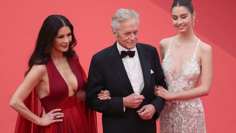 Cine este tânăra cu care s-a afișat actorul Michael Douglas pe covorul roșu. Soția sa a absentat
