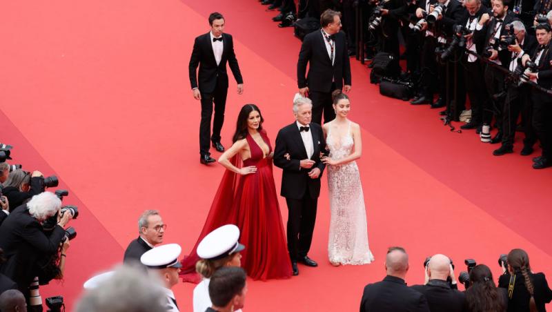 Cine este tânăra cu care s-a afișat actorul Michael Douglas pe covorul roșu. Soția sa a absentat