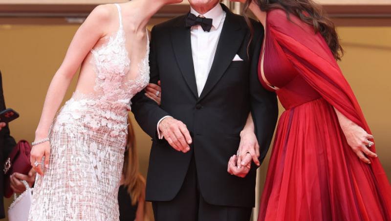 Cine este tânăra cu care s-a afișat actorul Michael Douglas pe covorul roșu. Soția sa a absentat