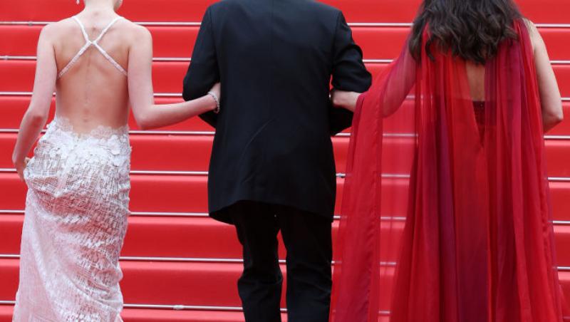 Cine este tânăra cu care s-a afișat actorul Michael Douglas pe covorul roșu. Soția sa a absentat