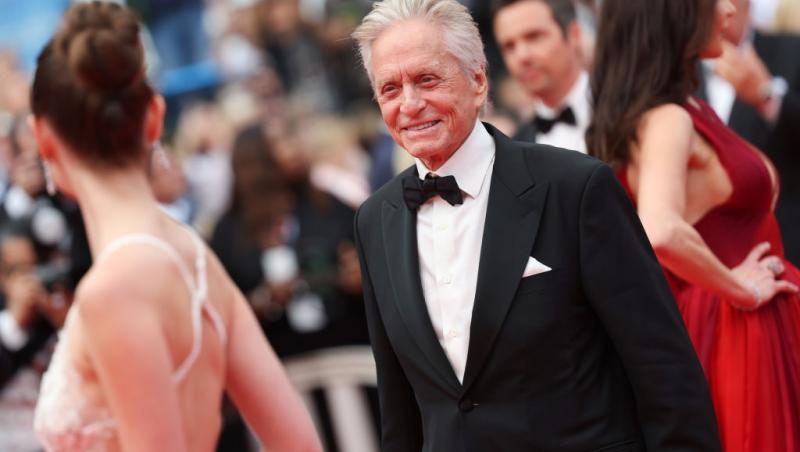 Cine este tânăra cu care s-a afișat actorul Michael Douglas pe covorul roșu. Soția sa a absentat
