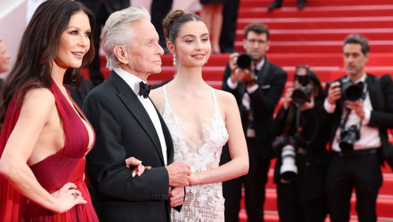 Cine este tânăra cu care s-a afișat actorul Michael Douglas pe covorul roșu. Soția sa a absentat