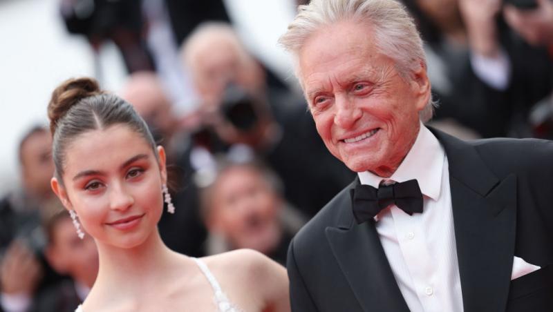 Cine este tânăra cu care s-a afișat actorul Michael Douglas pe covorul roșu. Soția sa a absentat