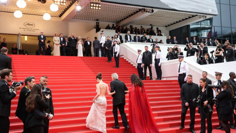 Cine este tânăra cu care s-a afișat actorul Michael Douglas pe covorul roșu. Soția sa a absentat