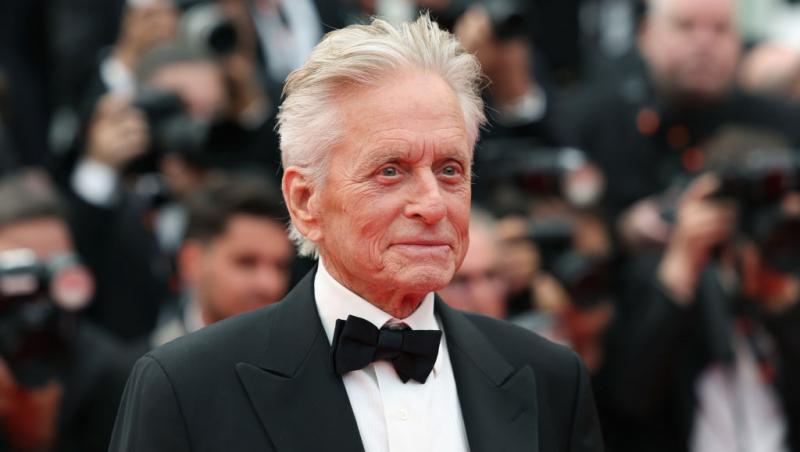 Cine este tânăra cu care s-a afișat actorul Michael Douglas pe covorul roșu. Soția sa a absentat