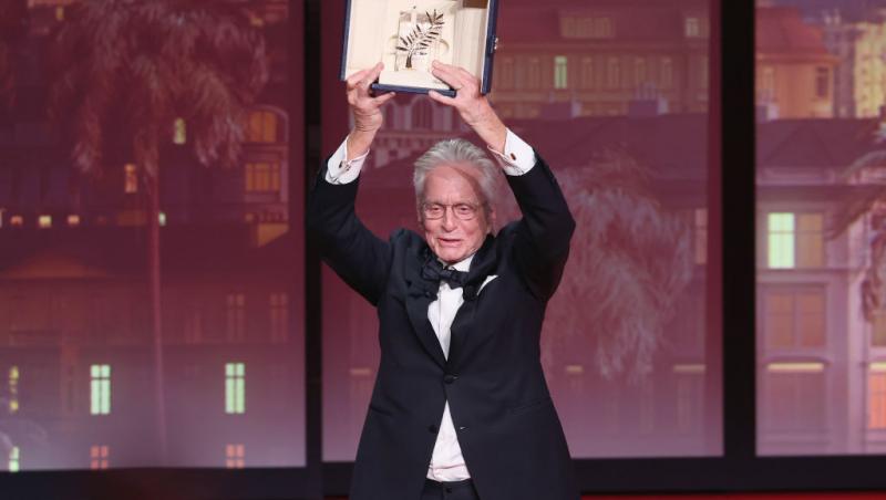 Cine este tânăra cu care s-a afișat actorul Michael Douglas pe covorul roșu. Soția sa a absentat