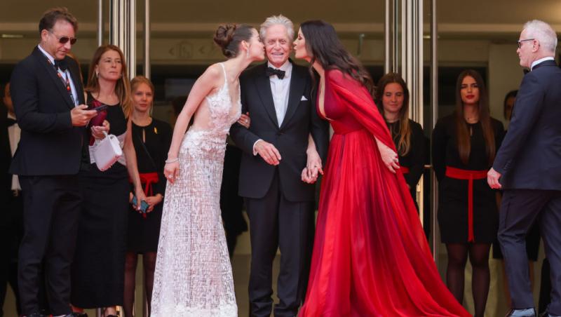 Cine este tânăra cu care s-a afișat actorul Michael Douglas pe covorul roșu. Soția sa a absentat