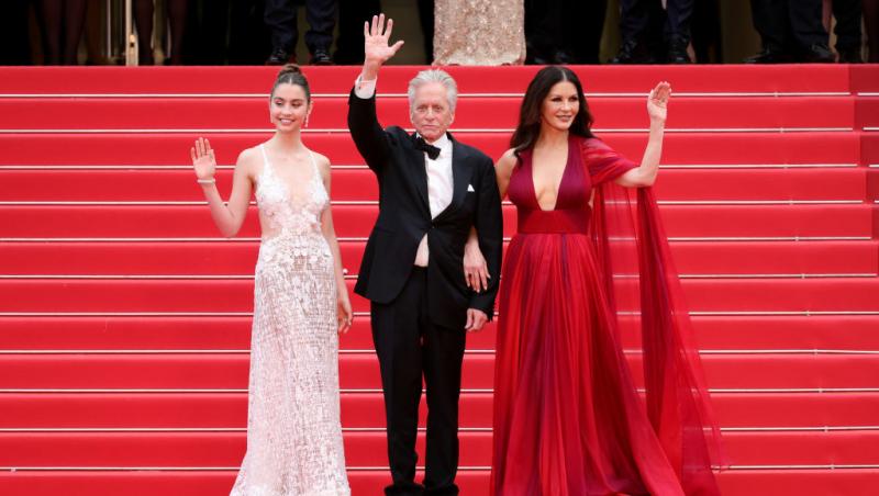 Cine este tânăra cu care s-a afișat actorul Michael Douglas pe covorul roșu. Soția sa a absentat