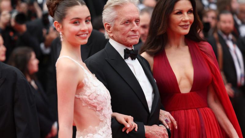 Cine este tânăra cu care s-a afișat actorul Michael Douglas pe covorul roșu. Soția sa a absentat