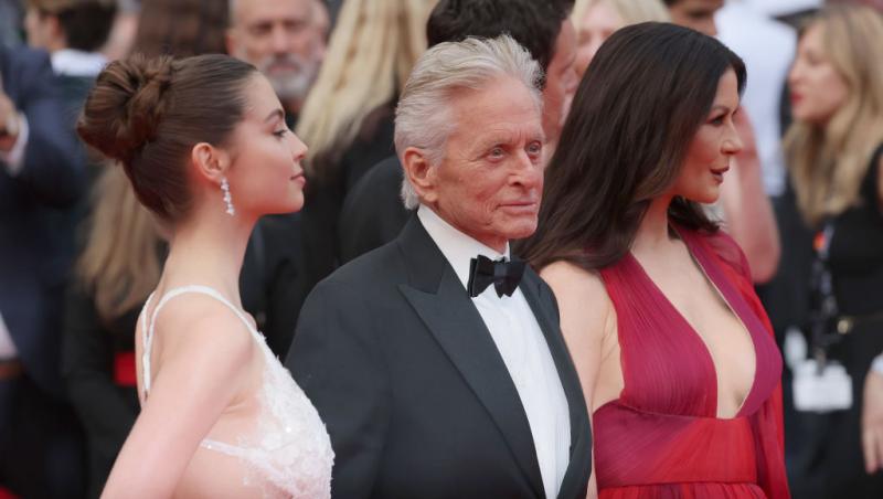 Cine este tânăra cu care s-a afișat actorul Michael Douglas pe covorul roșu. Soția sa a absentat