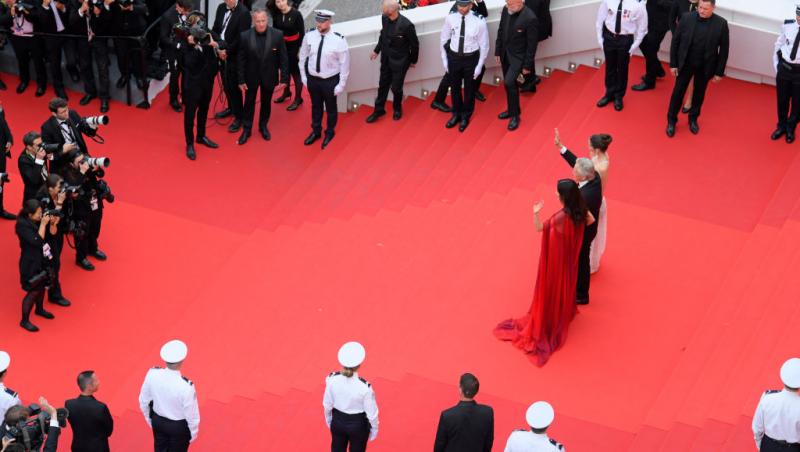 Cine este tânăra cu care s-a afișat actorul Michael Douglas pe covorul roșu. Soția sa a absentat