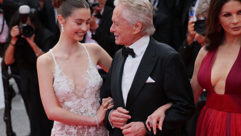 Cine este tânăra cu care s-a afișat actorul Michael Douglas pe covorul roșu. Soția sa a absentat