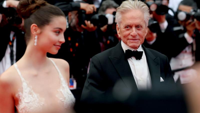 Cine este tânăra cu care s-a afișat actorul Michael Douglas pe covorul roșu. Soția sa a absentat