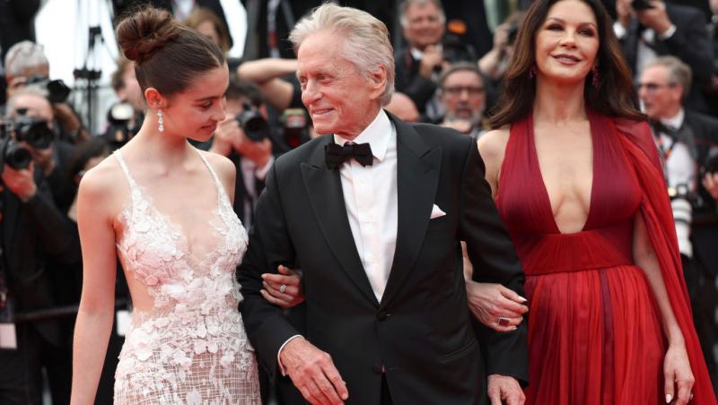 Cine este tânăra cu care s-a afișat actorul Michael Douglas pe covorul roșu. Soția sa a absentat