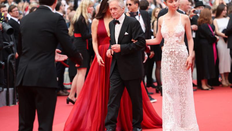 Cine este tânăra cu care s-a afișat actorul Michael Douglas pe covorul roșu. Soția sa a absentat